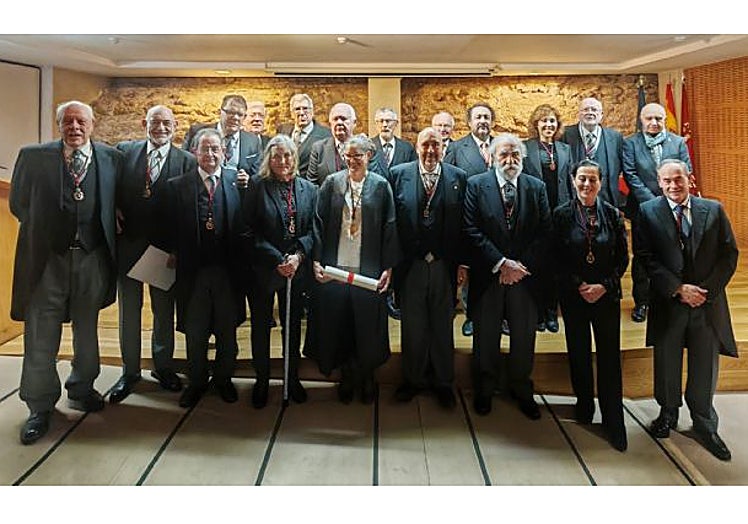Patricia Reus, en primera fila, en el centro, junto al resto de miembros de la Real Academia de Bellas Artes Santa María de la Arrixaca de Murcia.