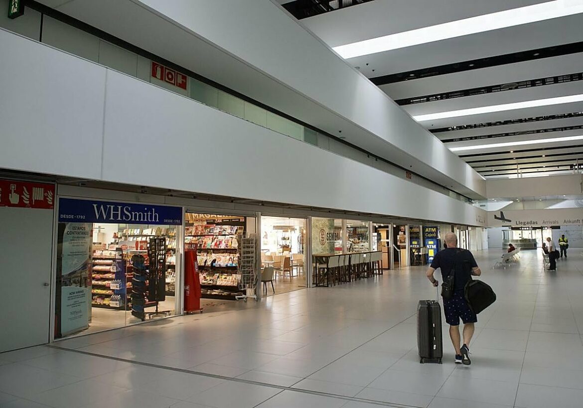 El aeropuerto de Corvera tampoco llega este año al millón