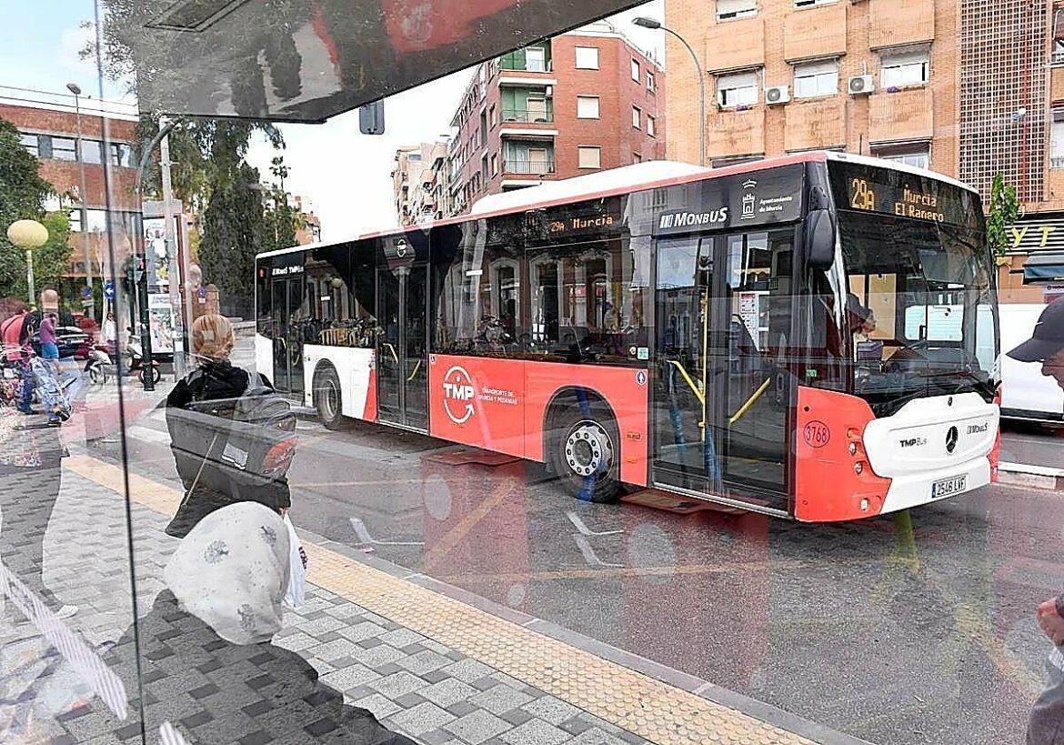 Fomento mantendrá los descuentos de los abonos de autobús hasta el próximo verano