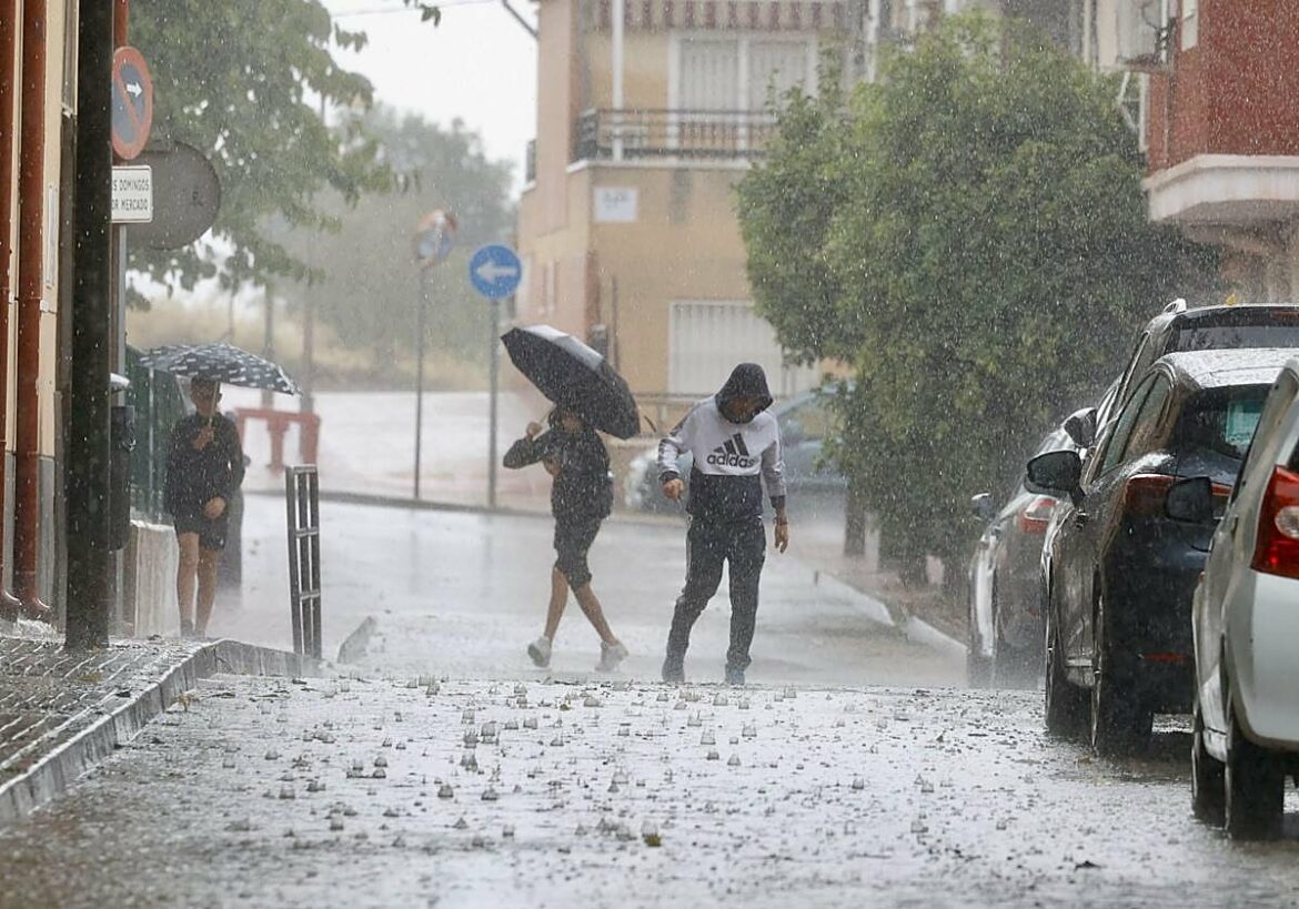 Aemet eleva a naranja la alerta por fuertes lluvias el domingo en el Noroeste de la Región de Murcia