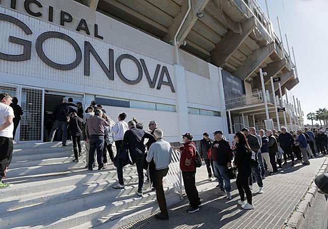 Aficionados del FC Cartagena, esta mañana, en la cola para adquirir entradas para el partido ante el Real Murcia en el Cartagonova.
