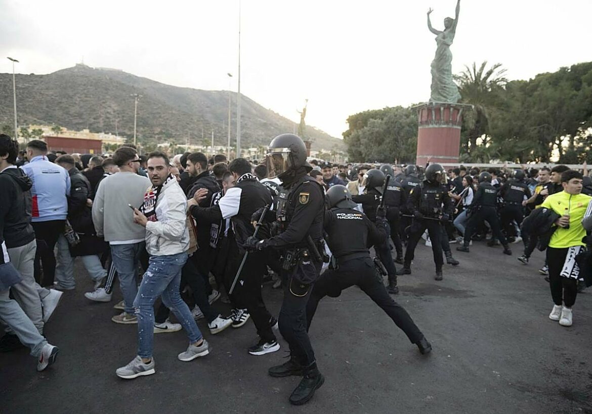 Cargas policiales en los minutos previos al Cartagena-Real Murcia y fieles granas paralizados sin poder entrar al campo