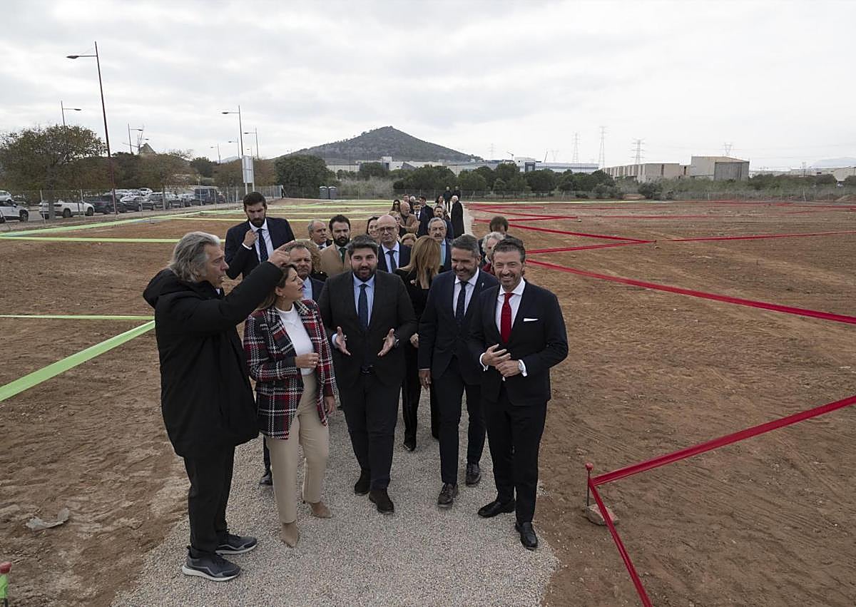 Imagen secundaria 1 - Visita de las autoridades a los terrenos donde se levantará el centro de formación de la Fremm en Los Camachos.