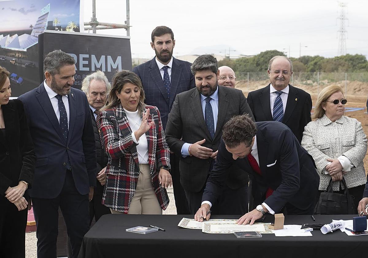Imagen principal - Visita de las autoridades a los terrenos donde se levantará el centro de formación de la Fremm en Los Camachos.