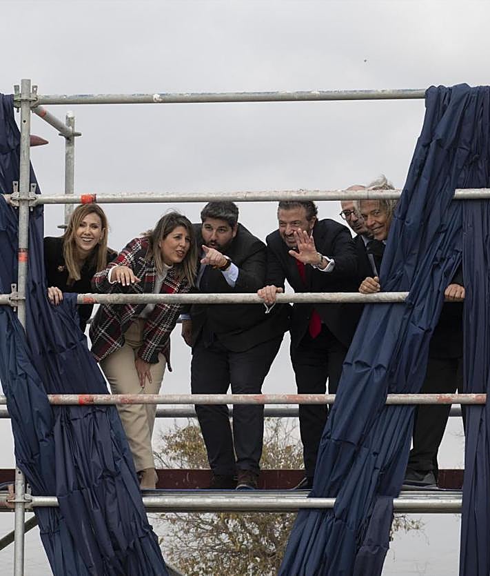 Imagen secundaria 2 - Visita de las autoridades a los terrenos donde se levantará el centro de formación de la Fremm en Los Camachos.