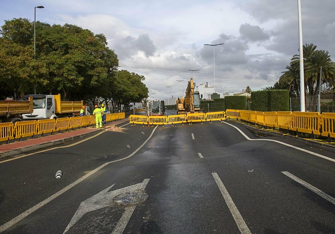 Desvían el tráfico en un tramo de la avenida Miguel Induráin de Murcia por un hundimiento de la calzada