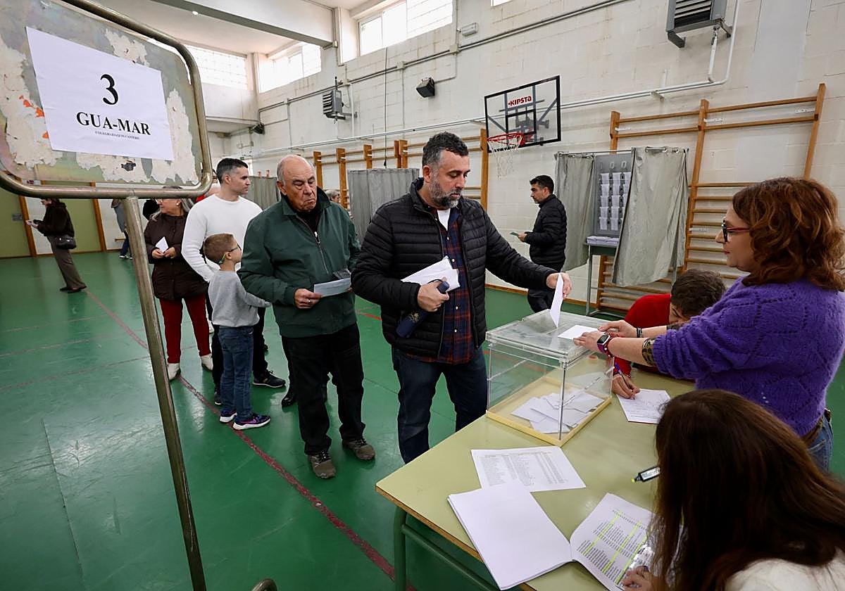 Votación en el CEIP Maestro Joaquín Cantero de Las Torres, este domingo.