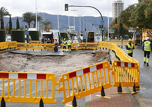 El hundimiento en la avenida Miguel Indurain de Murcia convierte la zona en una ratonera para el tráfico