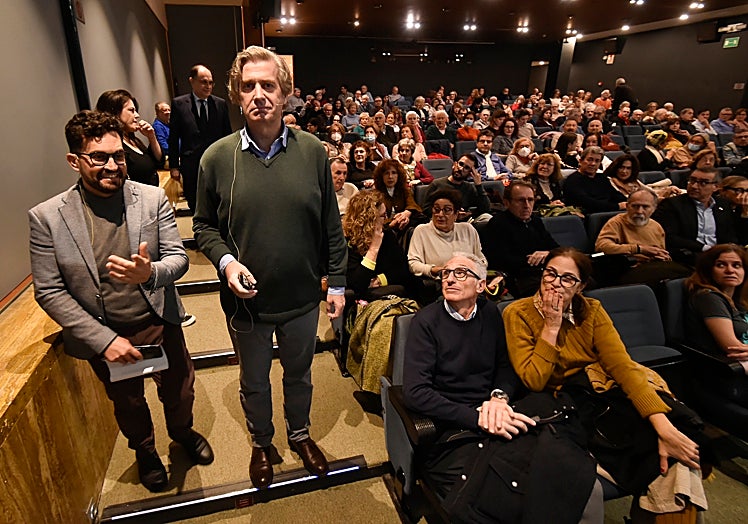 El filósofo Javier Gomá a su llegada a la Fundación Cajamurcia, con el salón de actos a rebosar.