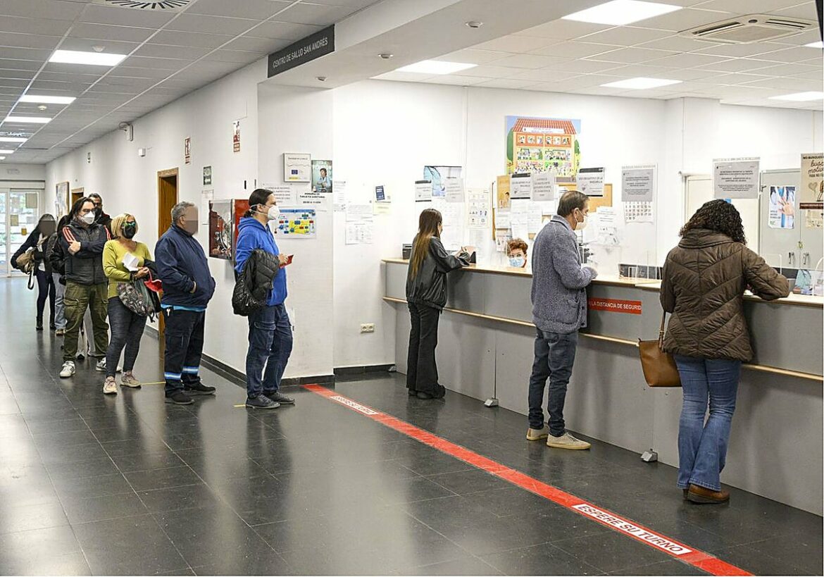 Demoras de hasta dos semanas y consultas sin citas disponibles por la presión asistencial en los centros de salud de la Región de Murcia