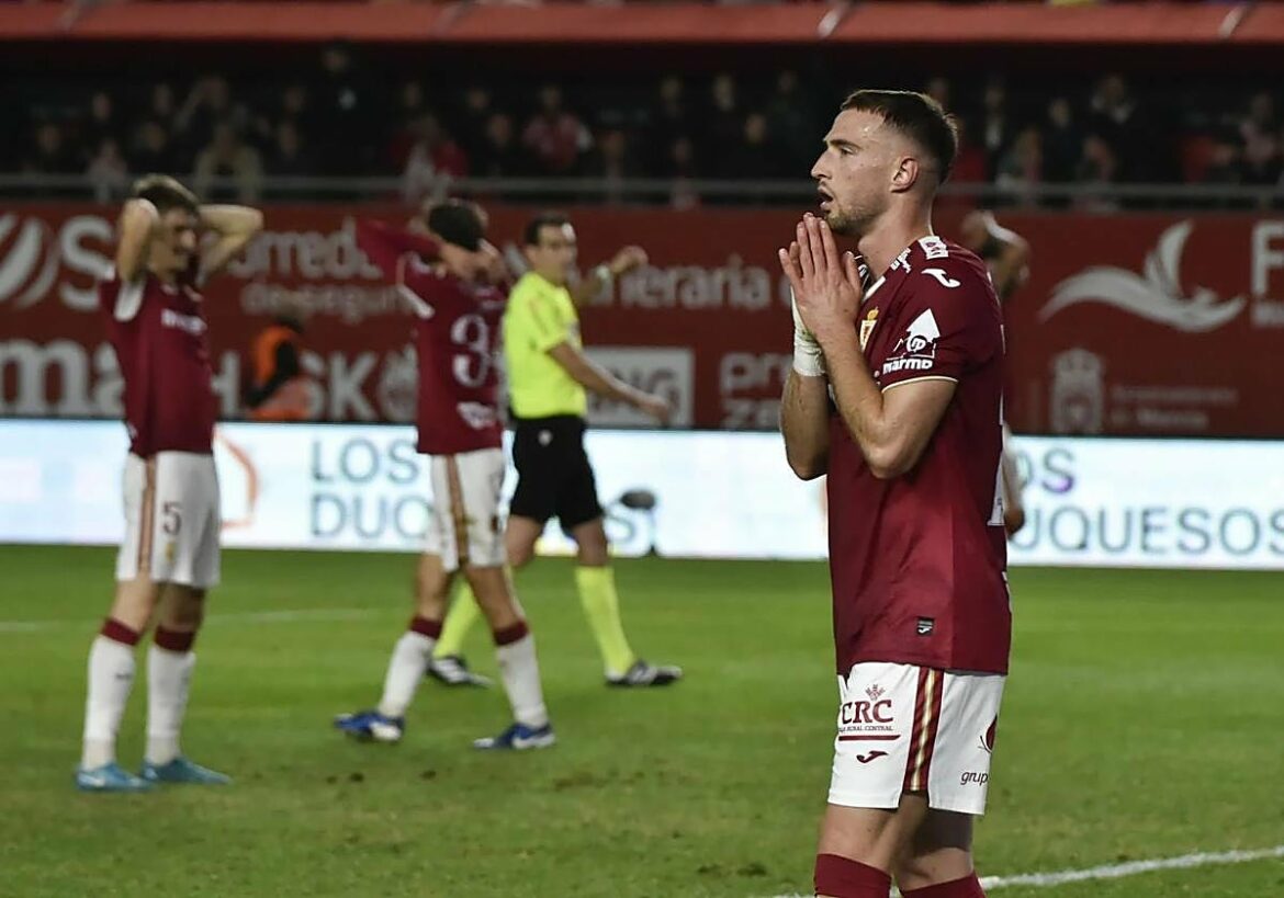 Adrián y Fornals ponen freno a un Real Murcia que compite todos los minutos