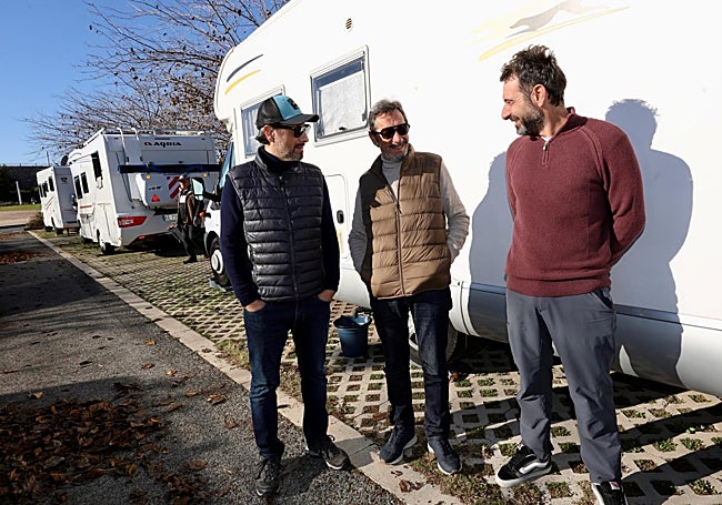 Francisco, en el centro, junto a sus hijos Sergio y Daniel.