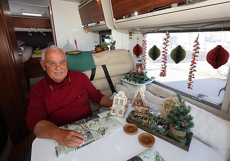 Frans Ordelman, de Países Bajos, muestra el pequeño belén que decora su vehículo.