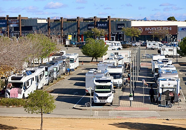 Zona de estacionamiento de autocaravanas en el centro comercial Thader, en Murcia.