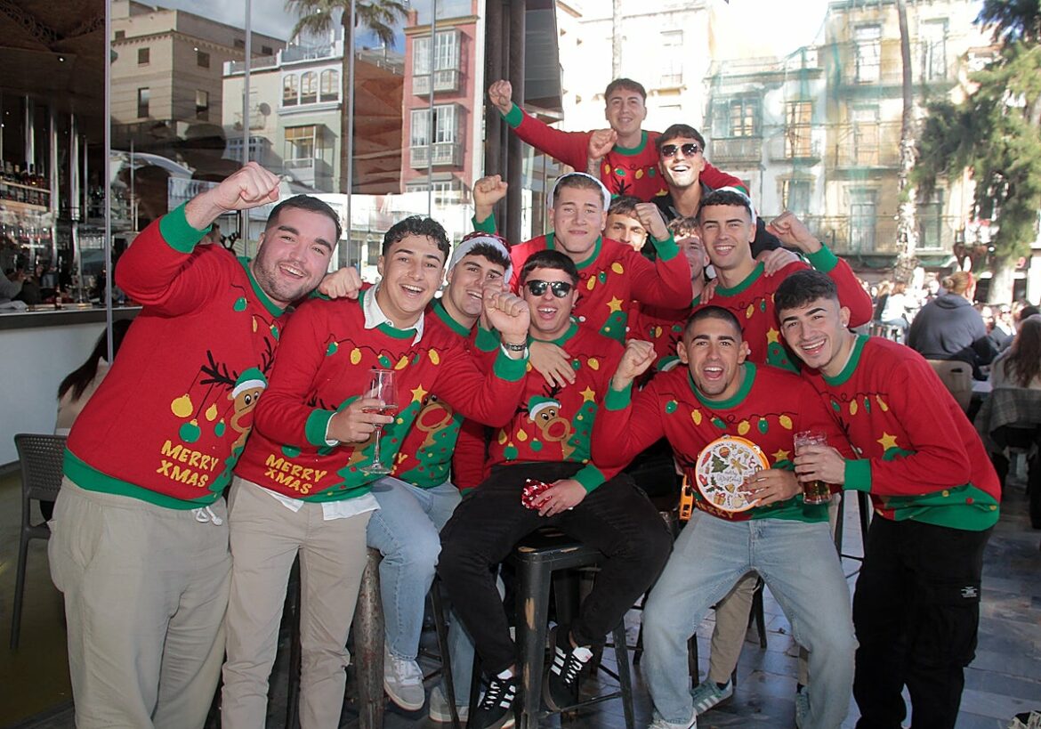 El ambiente festivo inunda el centro de Cartagena en la ‘tardebuena’