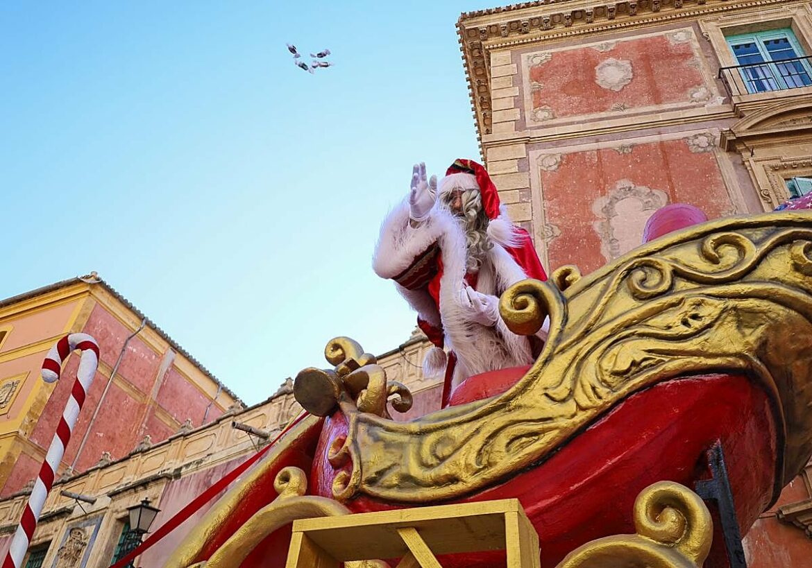 Papá Noel llena las calles de Murcia de música, color e ilusión