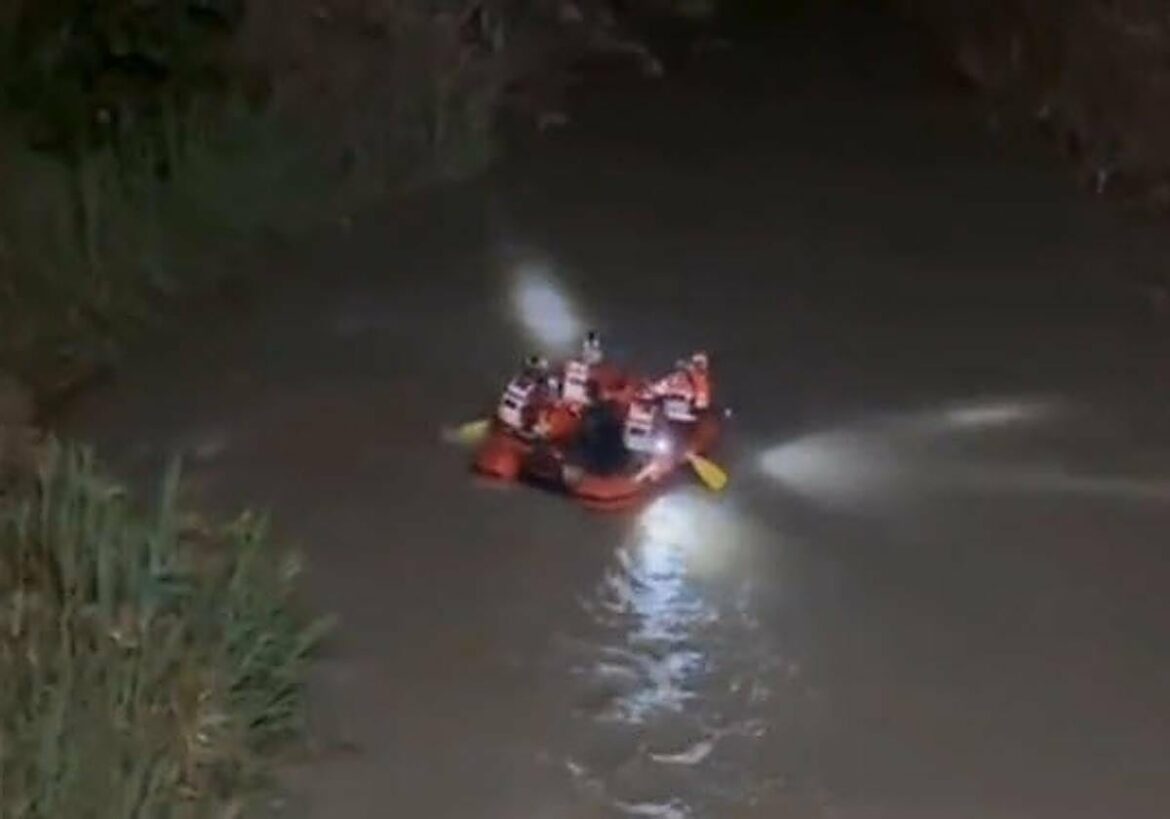 Bomberos de Murcia buscan a una persona en aguas del río Segura