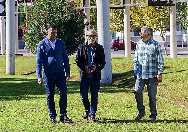 Juan Manuel González, José María González y José Vives, esta semana en un jardín de Murcia.