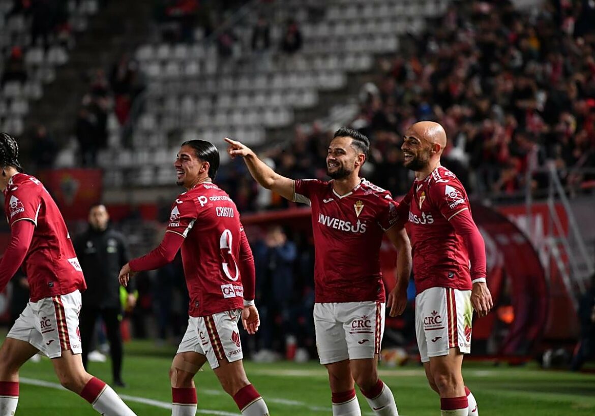 El Murcia espera a uno de los tres grandes en la Copa tras 45 minutos históricos