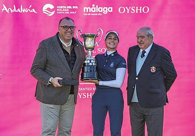 La campeona francesa flanqueada por el consejero de Turismo andaluz (i) y el presidente de la RFEG.