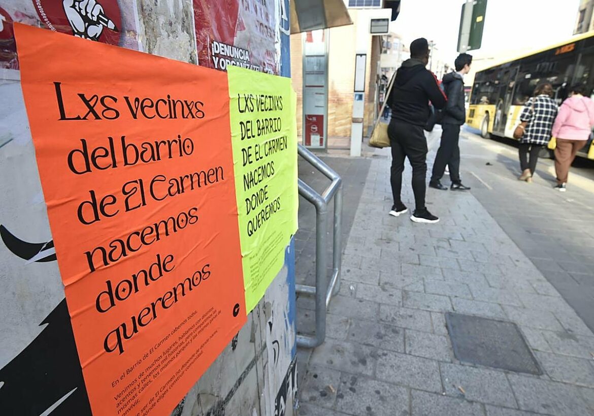 Inquietud por los mensajes y patrullas contra personas sin hogar en el barrio murciano de El Carmen