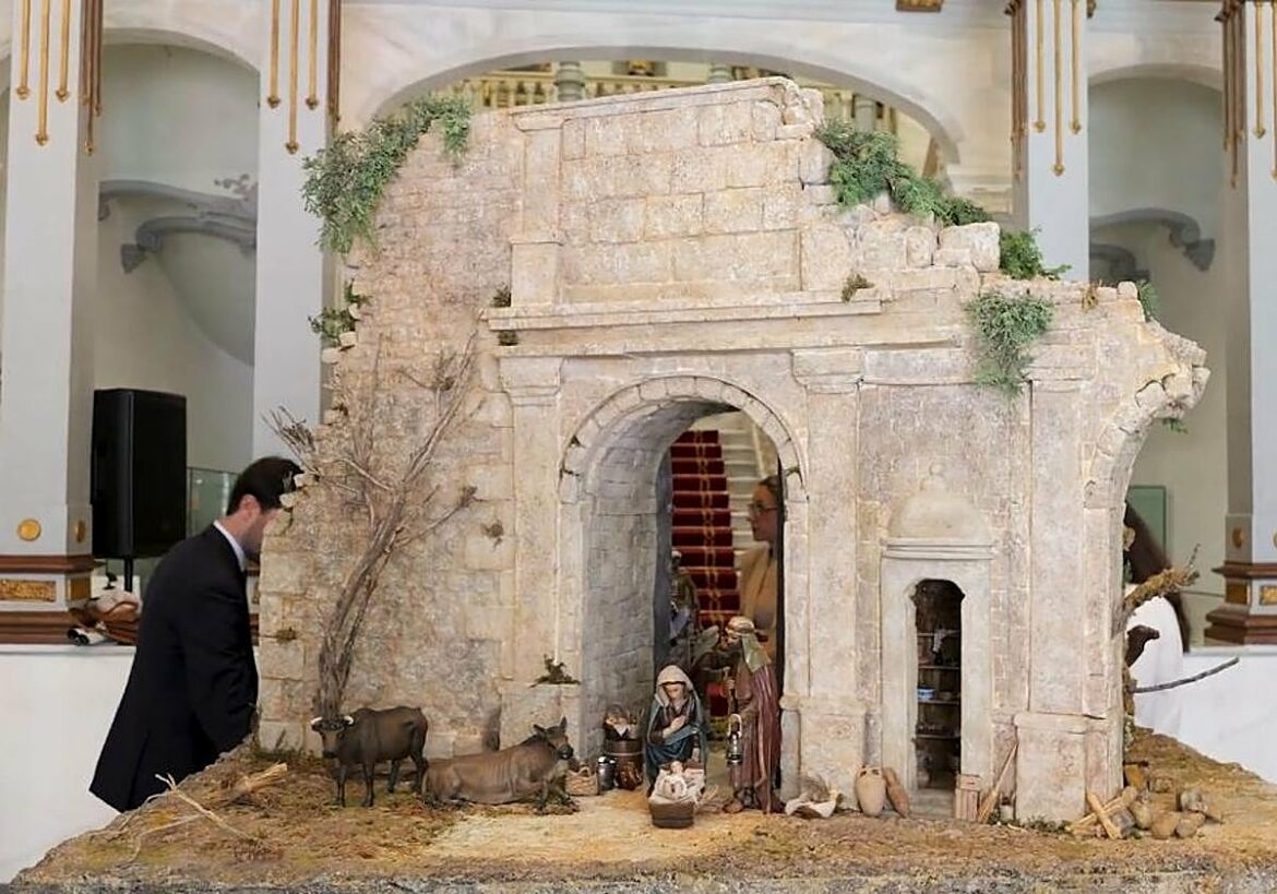 El belén del Palacio Consistorial de Cartagena convierte la antigua Puerta del Muelle en un pesebre