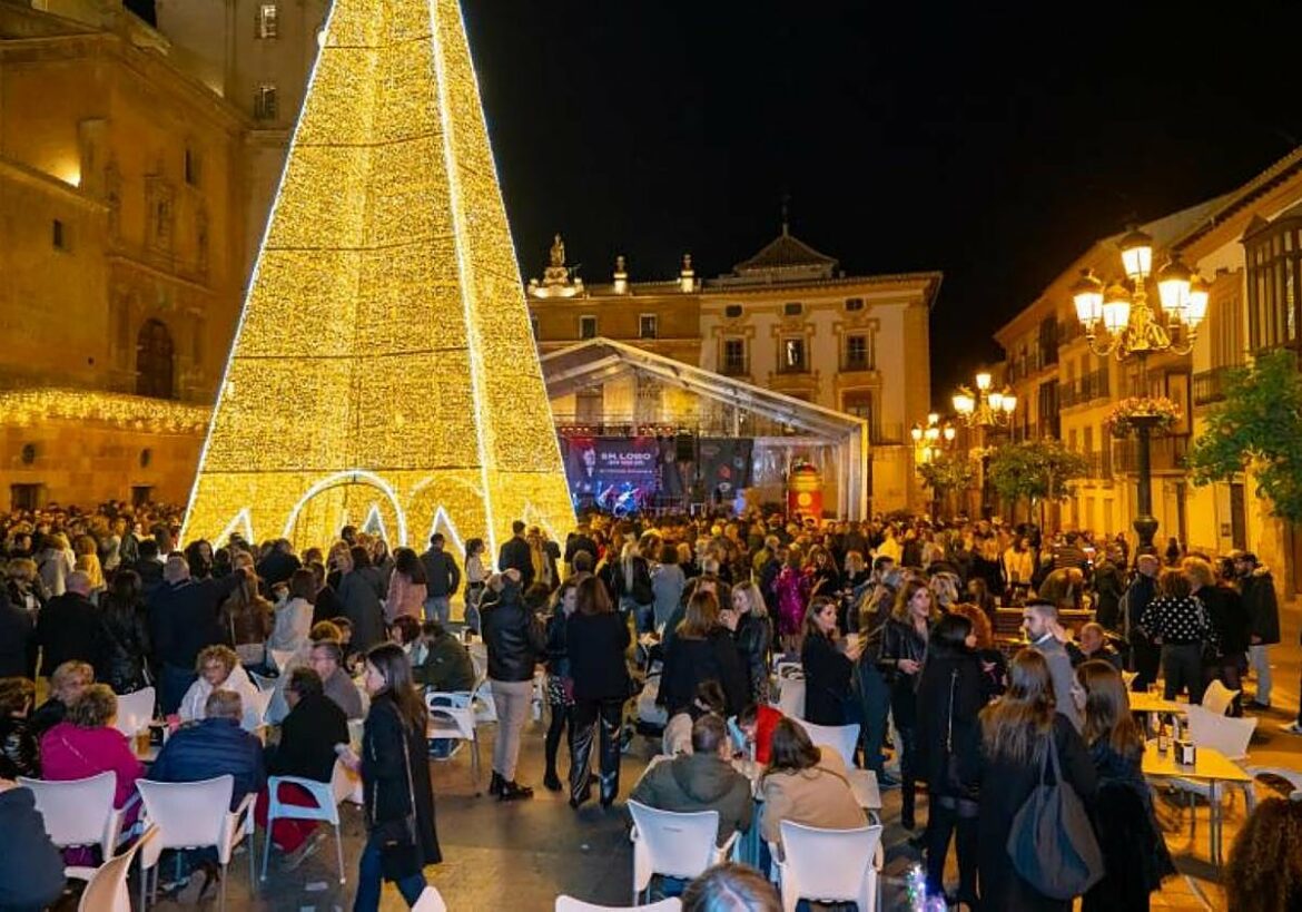 Orquesta, cotillón y uvas en la fiesta de Fin de Año en la plaza de España de Lorca
