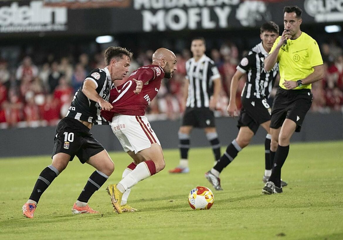 Primer disparo, primer córner y un gol de un Real Murcia autoritario