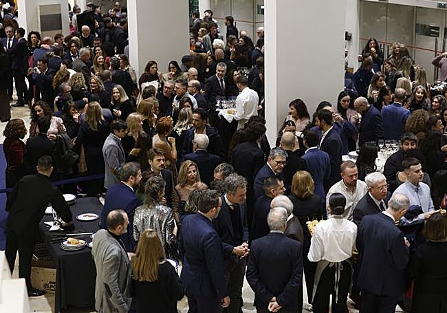 Los invitados a la gala no quisieron perderse el posterior cóctel que se celebró en el hall del Auditorio Víctor Villegas de Murcia.