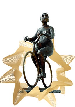 Imagen - La mujer ciclista de Antonio Campillo. El galardón que recibieron los cinco premiados el viernes es una réplica de la ciclista que realizó para LA VERDAD el escultor murciano Antonio Campillo (1925-2009).