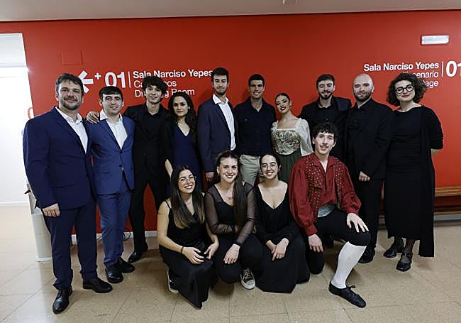 Jorge Losana junto a sus compañeros de Cantoría, los miembros de la Orquesta Barroca de la Universidad de Murcia y la pareja de bailarines que actuaron en diferentes momentos de la gala.