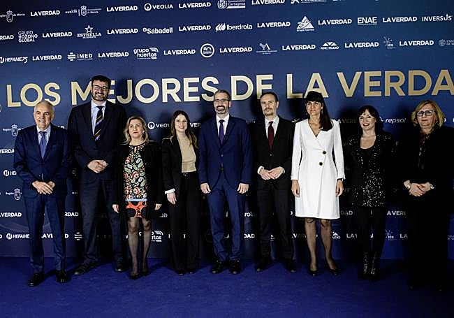 Alfonso Martínez Baños, diputado regional socialista; el portavoz del PSOE en Murcia, Ginés Ruiz; Carmina Fernández, diputada; Francisco Lucas, delegado del Gobierno, y su pareja, Paola Cámara; Víctor Rodríguez, director de LA VERDAD; María González Veracruz, secretaria de Estado; Marisol Sánchez Jódar, diputada; y Regina Sarria, concejala en la capital.