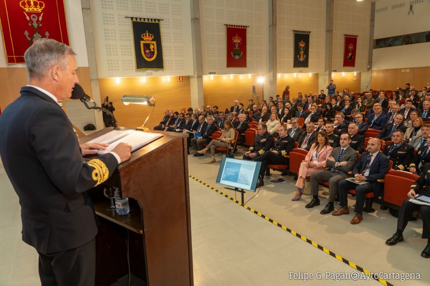 El almirante Cuerda se dirige a los asistentes a la jornada.