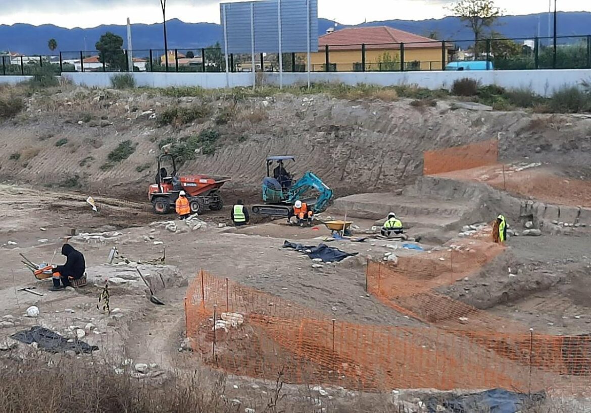 Hallada una necrópolis romana en medio de la vía del AVE en Lorca