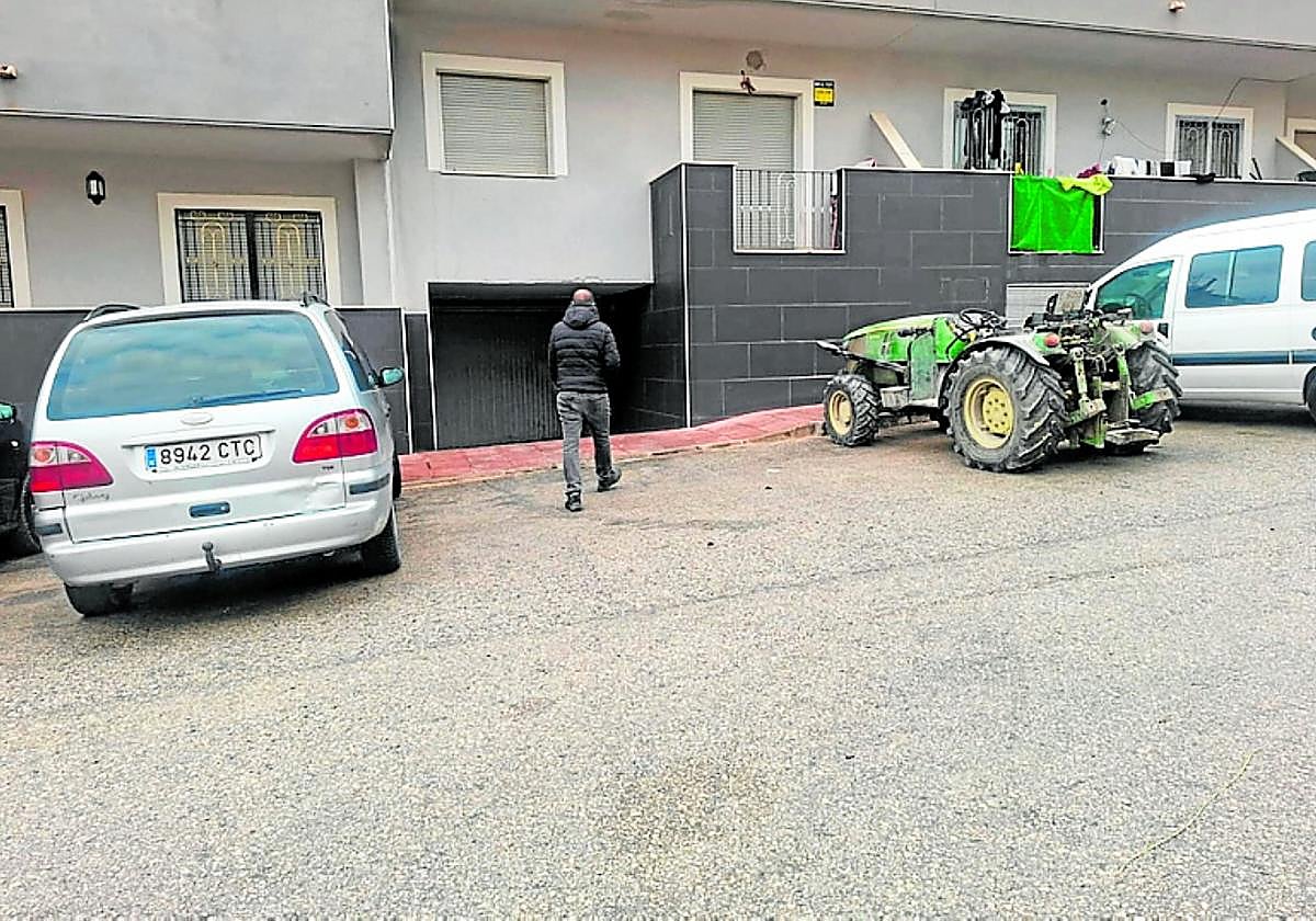 Un hombre pasa frente a la vivienda denunciada por los vecinos.