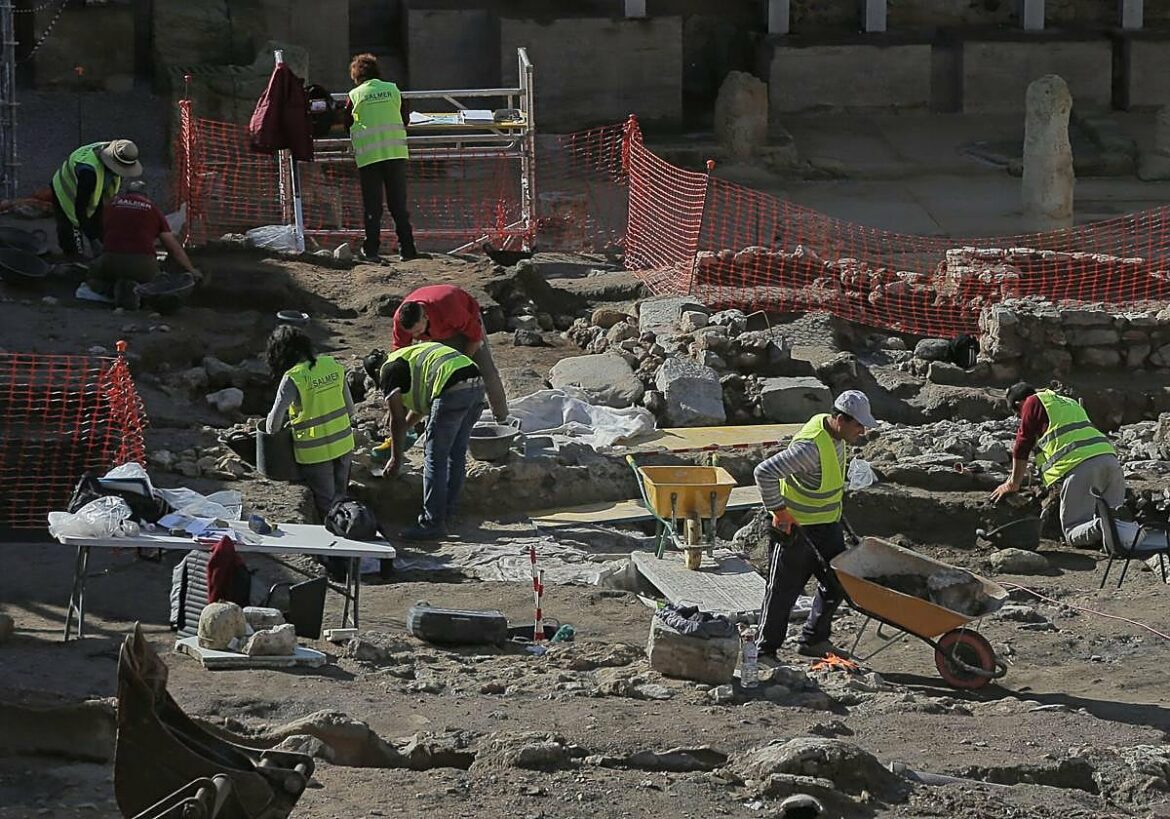 La excavación del pórtico del Teatro Romano saca a la luz una bodega del XIX