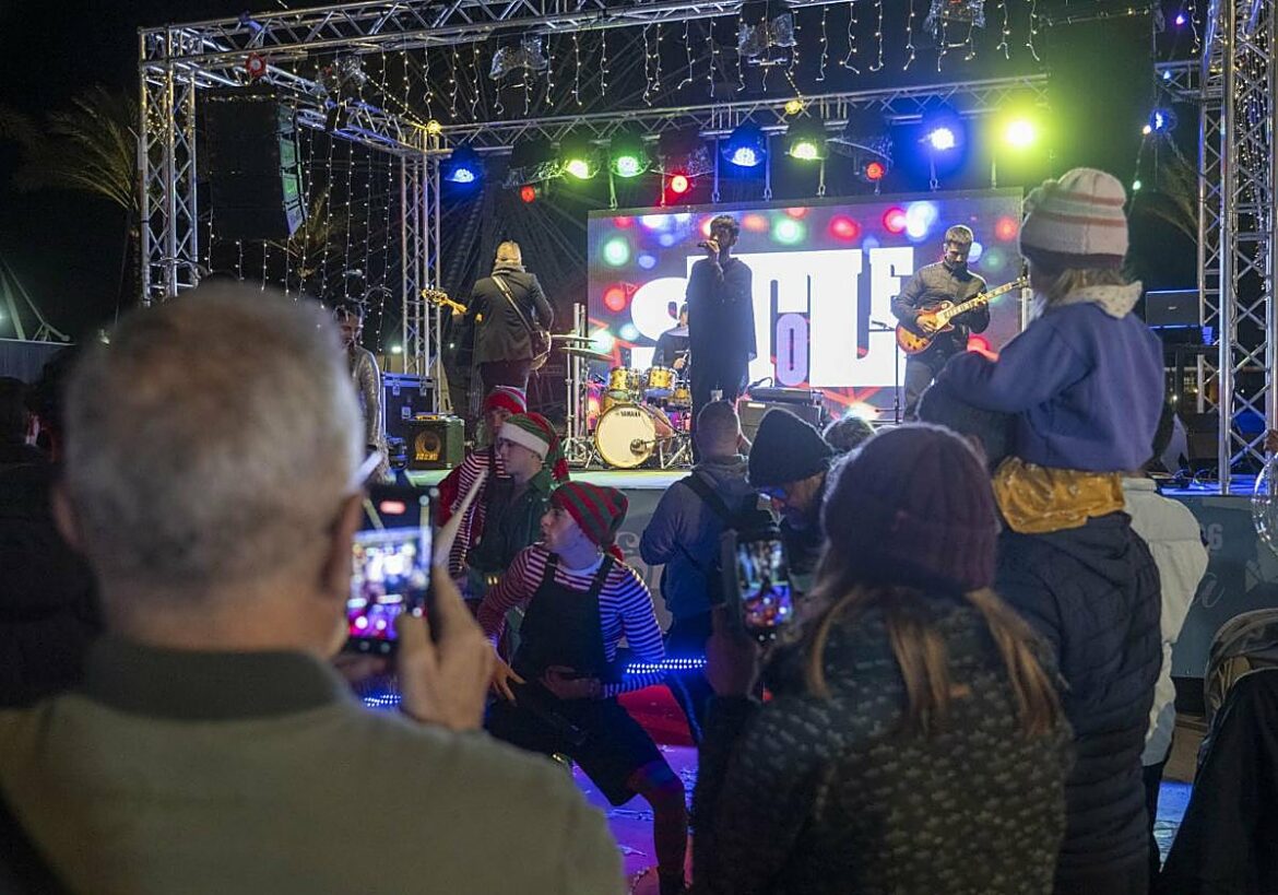 Stolen pone música a la apertura del recinto navideño del Puerto de Cartagena
