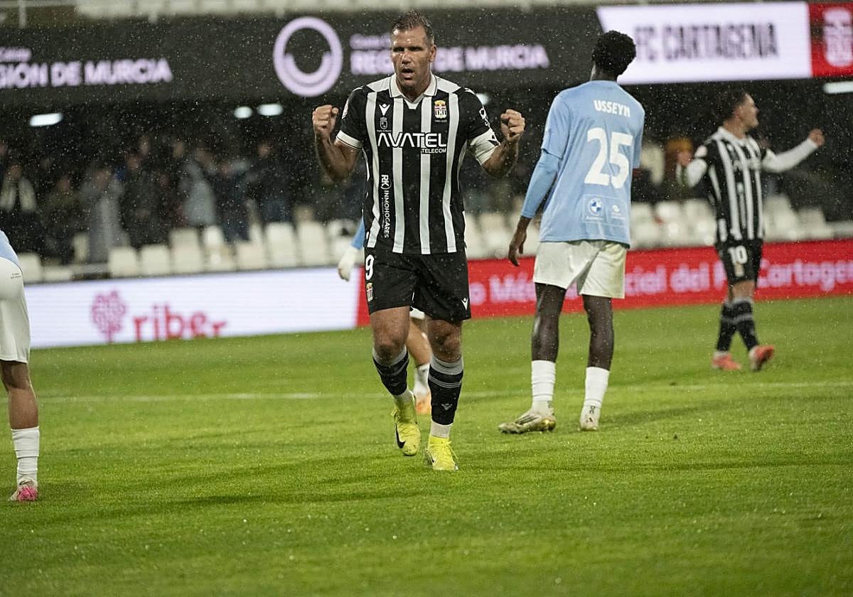 Luismi, Perejón y Ortuño sacan una sonrisa en medio de la tormenta