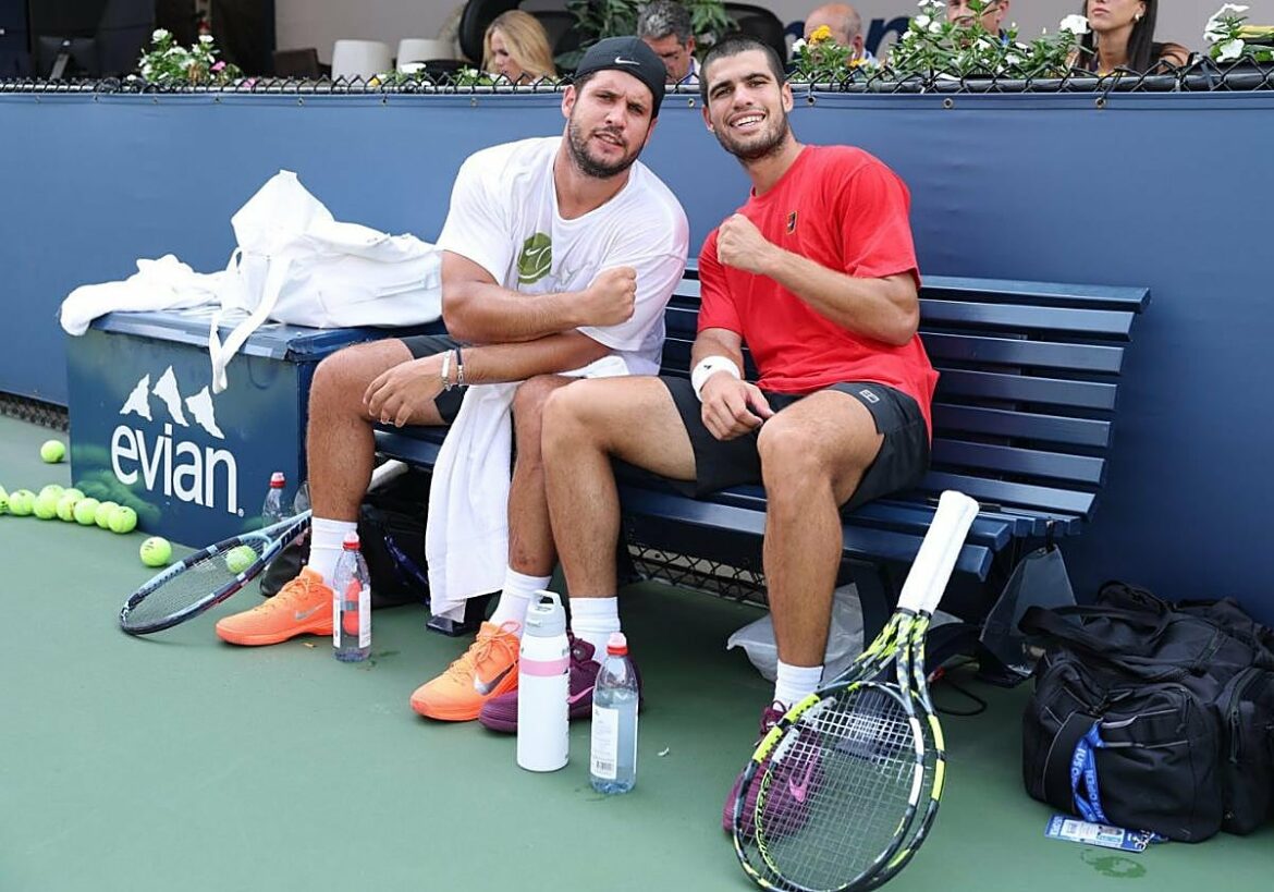 Álvaro, el hermano mayor que iba para tenista y nunca se separa de Carlos Alcaraz