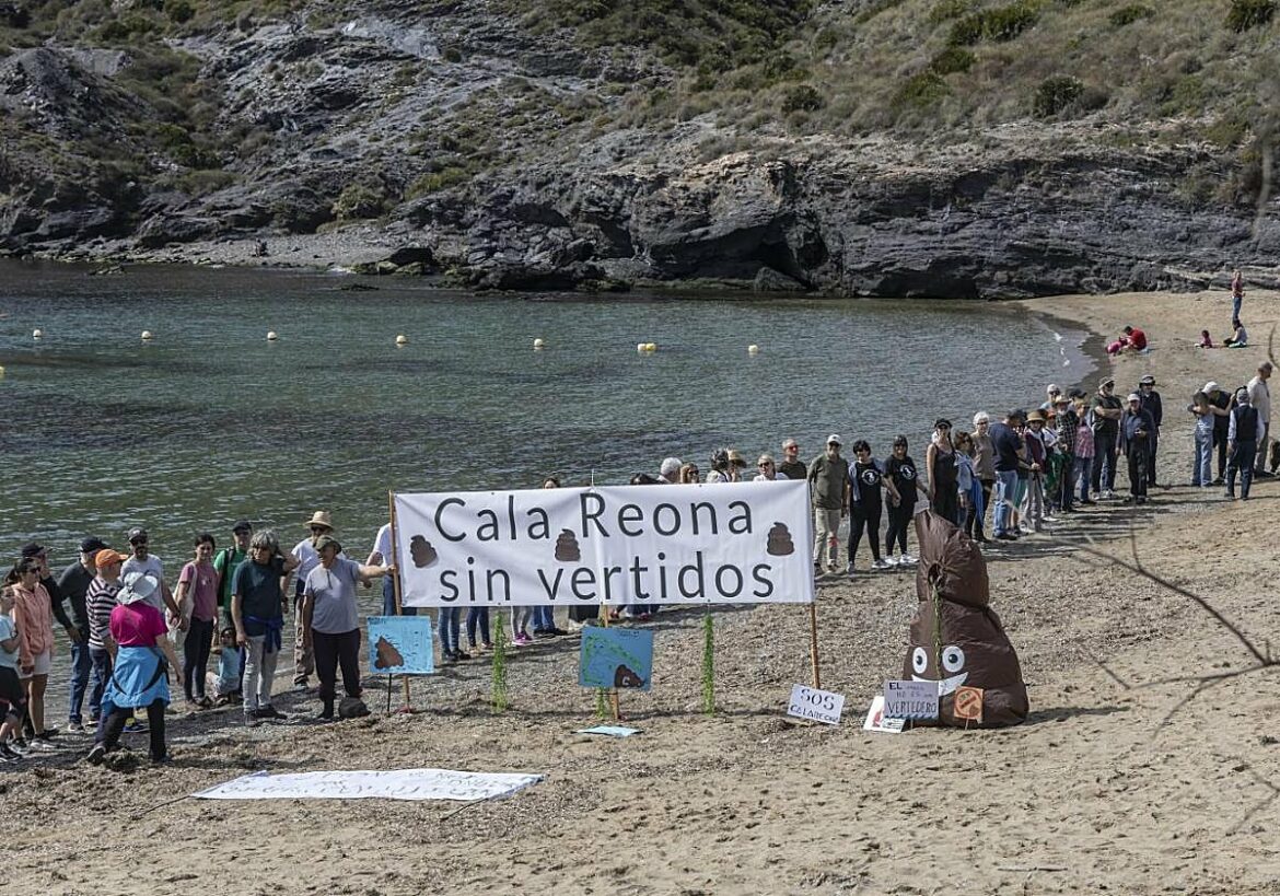 Vecinos y ecologistas consideran insuficiente el emisario de Cala Reona