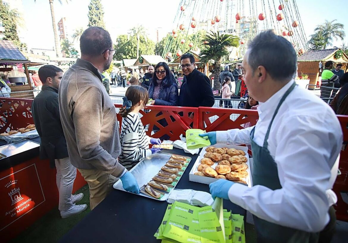 Ambiente festivo en el reparto de marineras y pasteles de carne en Murcia