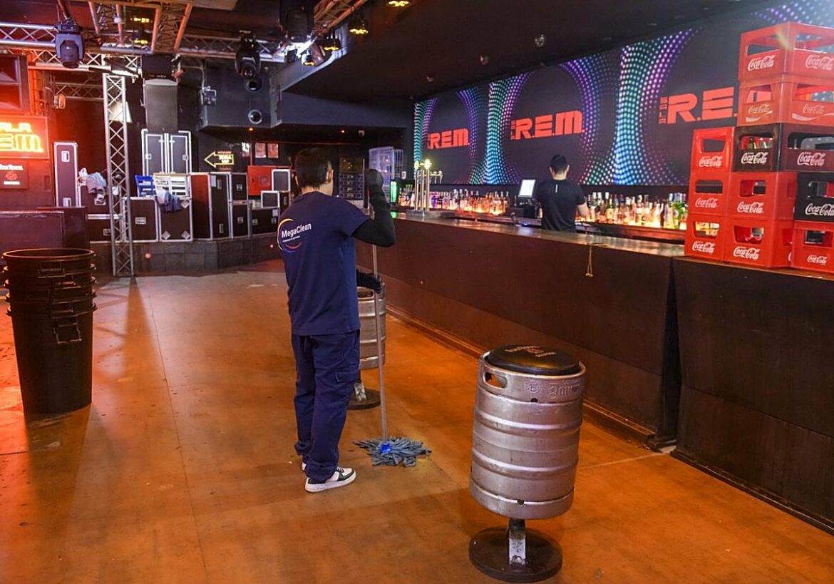 Los veinteañeros mantienen vivas las fiestas de fin de año en la Región pese al auge del ‘tardeo’