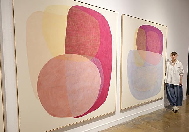 Maru Quiñonero junto a dos de sus obras expuestas en el Palacio Almudí.