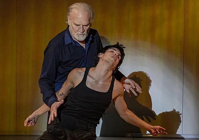 Adriano, interpretado por Homar, con el joven amante Antinoo.