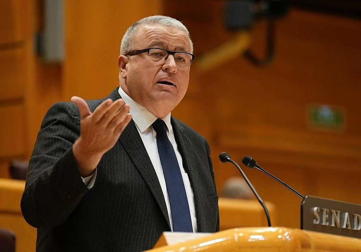 Bernabé denuncia que el Gobierno «deja sin fecha el cierre del campamento del Naval»