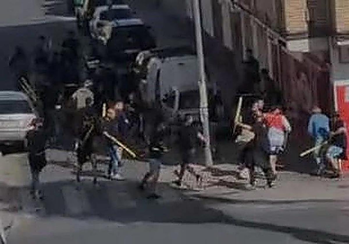 Uno de los fotogramas donde se aprecia a numerosos ultras con palos en los aledaños de Los Cármenes.