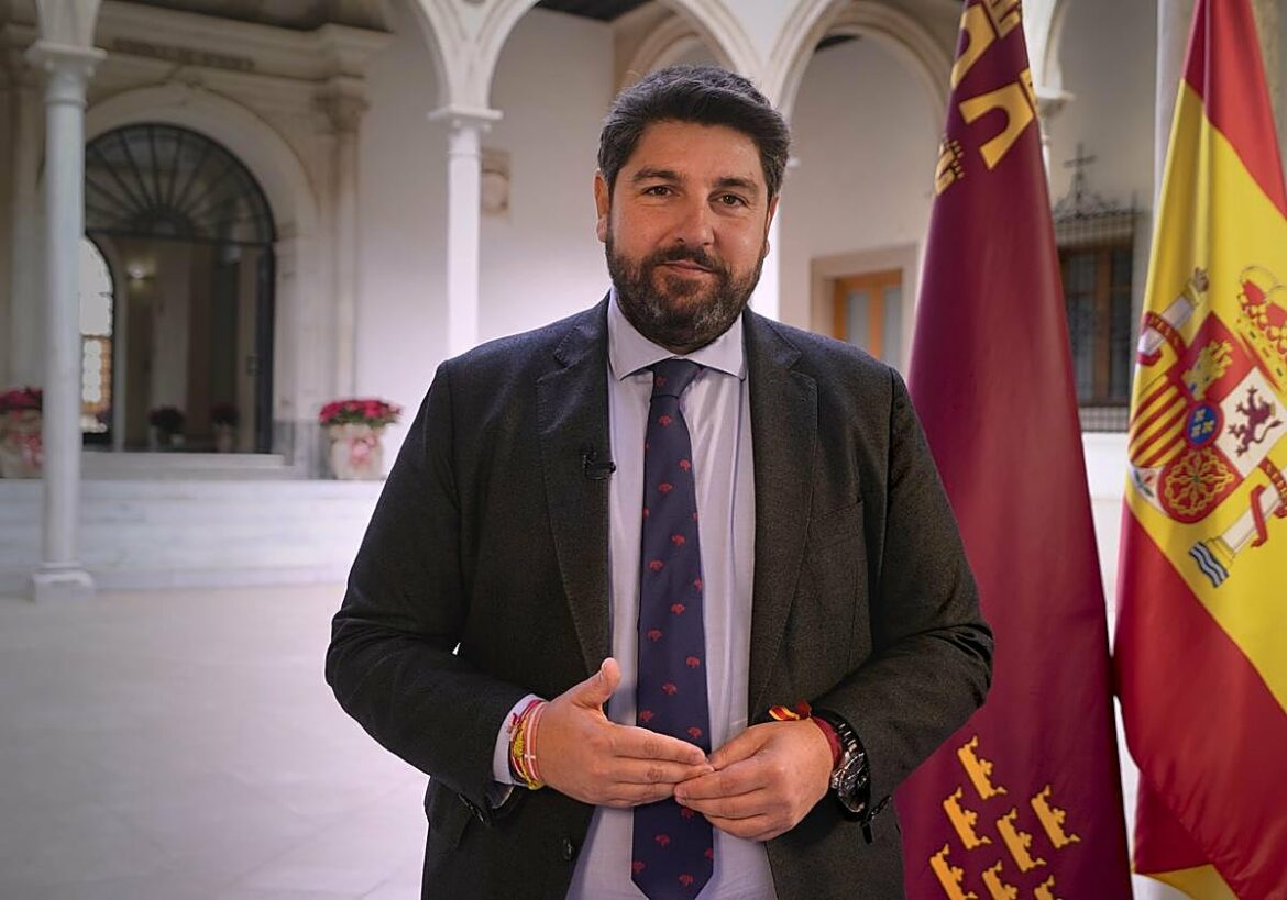 López Miras apela a «defender y proteger» la democracia y la libertad en el Día de la Constitución