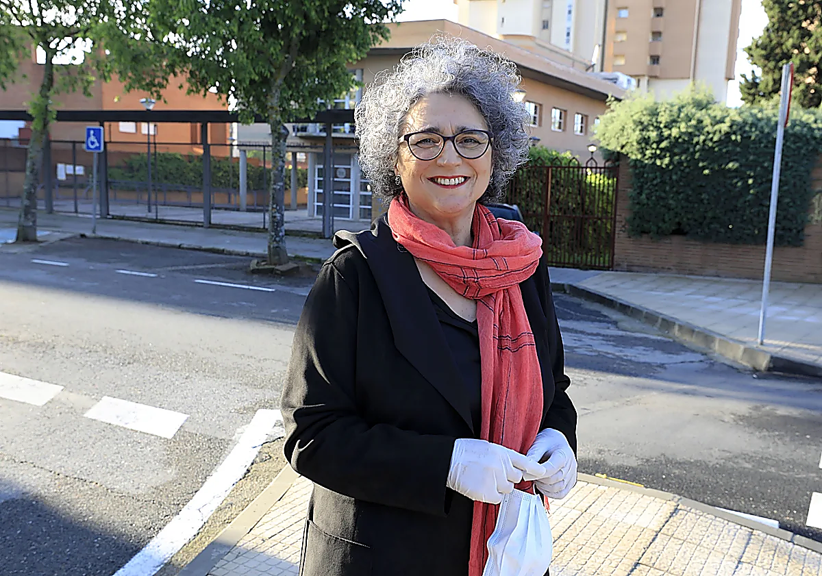 Imagen principal - María José Pulido, con gafas; Pablo Iglesias, alcalde de Hernán-Pérez, e Irene Pozas, de Juventudes Socialistas.