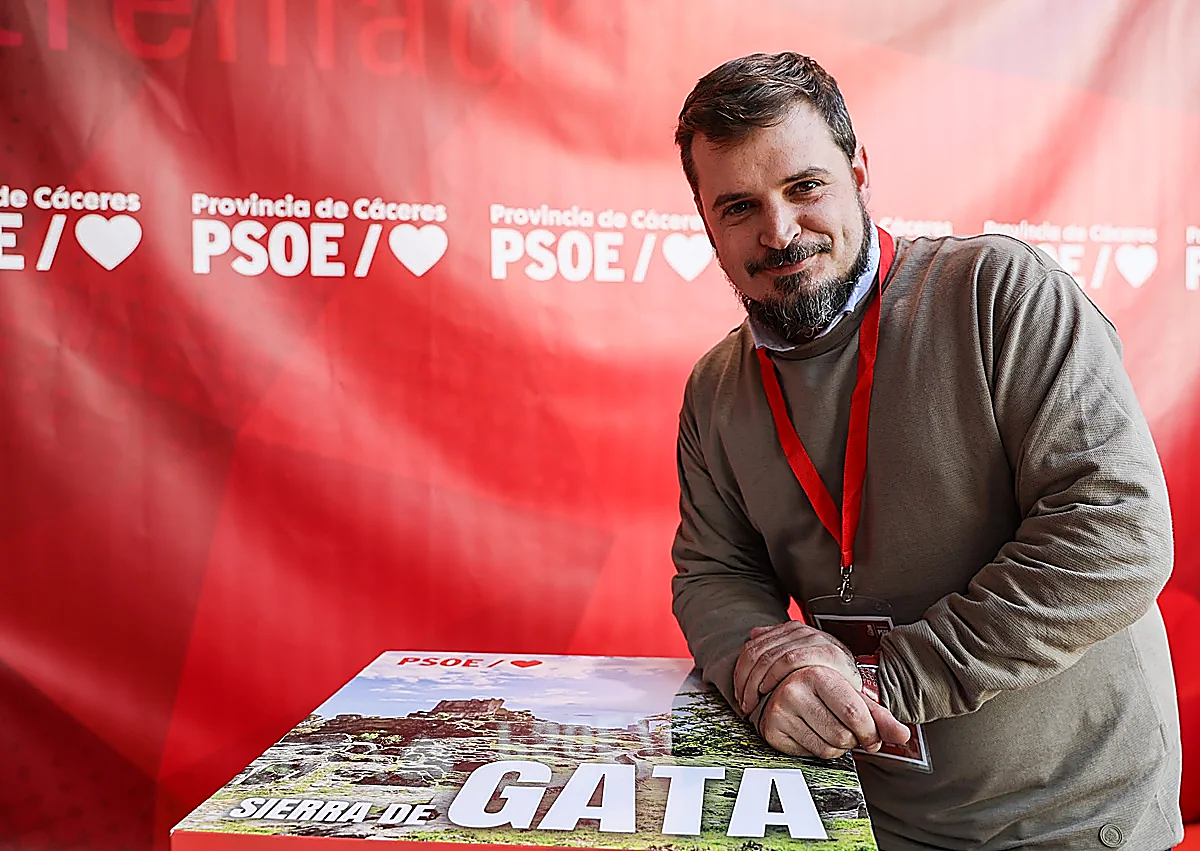 Imagen secundaria 1 - María José Pulido, con gafas; Pablo Iglesias, alcalde de Hernán-Pérez, e Irene Pozas, de Juventudes Socialistas.