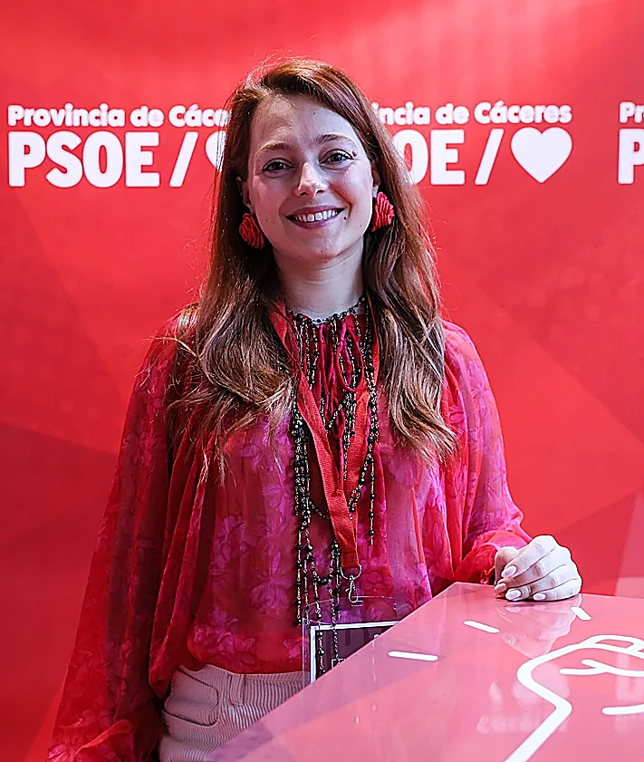 Imagen secundaria 2 - María José Pulido, con gafas; Pablo Iglesias, alcalde de Hernán-Pérez, e Irene Pozas, de Juventudes Socialistas.